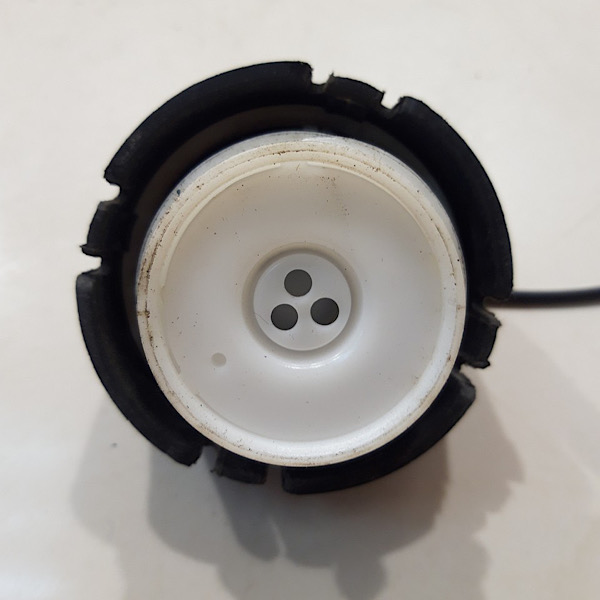 IMG_4051 درب پلاستیکی باک بنزین KMC T8 اصلی - تصویر 1